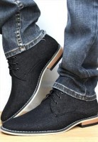 men's jeans and gray shoes