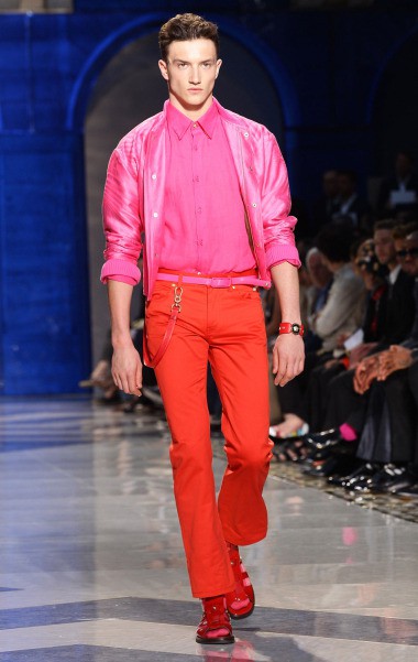What color shirt goes with red pants? - Quora