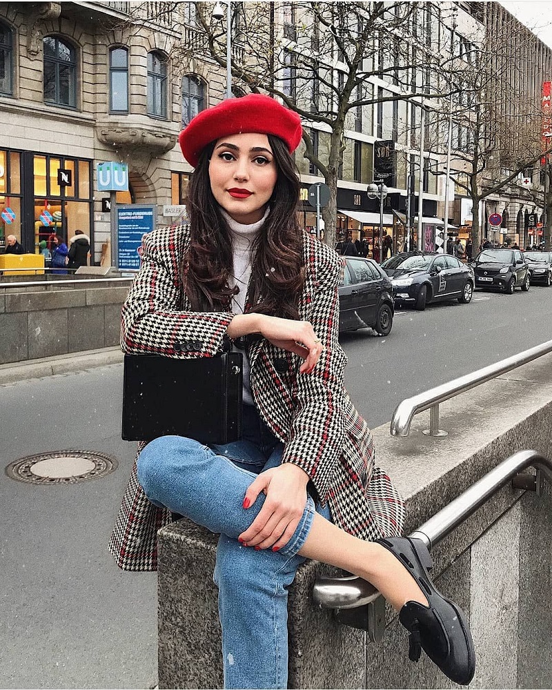 Parisienne Style, beret outfit, blazer, jeans and red beret, how to wear a  beret-min 1000 | Divine Style