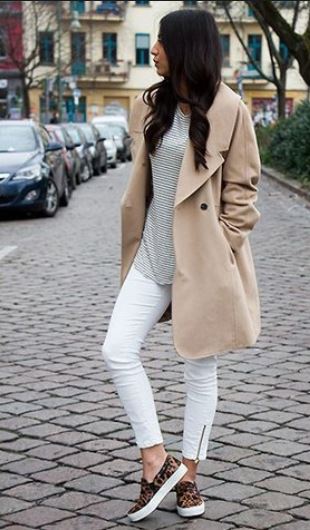 summer white jeans trends, ankle lenght jeans with zipper and trench coat